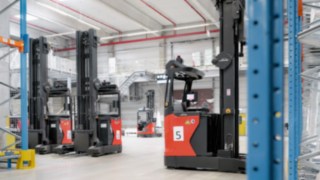 Automatisierter Schubmaststapler R-MATIC von Linde Material Handling im Lager