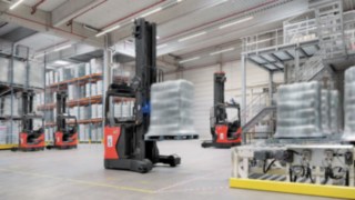 Automatisierter Schubmaststapler R-MATIC von Linde Material Handling im Lager