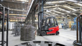 Die neuen Elektrostapler E20 – E35 und E35 – E50 von Linde zeichnen sich durch eine einzigartige Agilität aus. Elektrostapler E30 von Linde stapelt Ware im Lager