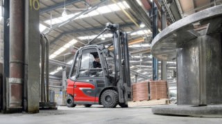 Der E-Stapler E30 von Linde Material Handling bietet ein völlig neues Fahrgefühl. E-Stapler E30 von Linde Material Handling transportiert im Lager Ware
