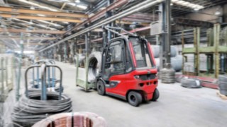 Elektrostapler E30 von Linde Material Handling transportiert Ware im Lager