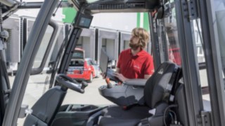Die neuen Elektrostapler E20 – E35 und E35 – E50 garantieren durch umfassende Wartungsfreundlichkeit höchste Verfügbarkeit. Servicetechniker überprüft Elektrostapler von Linde