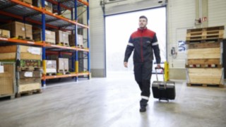 Ein Techniker von Linde Material Handling läuft durch ein Lager