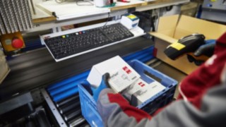 Linde Ersatzteile werden für Kunden im Warenlager zusammengepackt