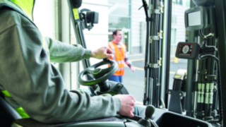 Die Truck Unit warnt den Fahrer durch LED-Leuchten und akustische Signale Fahrerkabine mit der Truck Unit des Linde Safety Guards