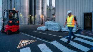 Der Linde TruckSpot von Linde Material Handling kündigt das nahende Fahrzeug durch ein Lichtsignal an.