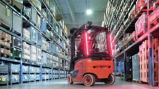 Die innovativen Lichtkonzepte Linde VertiLight und Linde LED Stripes von Linde Material Handling schaffen zuverlässig mehr Sicherheit im Lager.