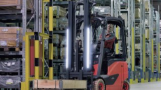 LED-Lichtstreifen sorgen für eine gleichmäßige und großflächige Ausleuchtung des Arbeitsbereiches. LED-Lichtstreifen sorgen für eine gleichmäßige und großflächige Ausleuchtung des Arbeitsbereiches.