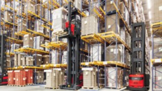 Die Schmalgangstapler von Linde Material Handling sorgen für hohe Umschlagleistung und können vielseitig konfiguriert werden. Zwei Schmalgangstapler von Linde Material Handling im Einsatz in einem Hochregallager.