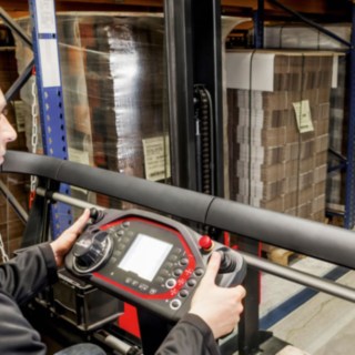 Fahrerkabine eines Schmalganggabelstaplers Fahrerkabine eines Schmalganggabelstaplers