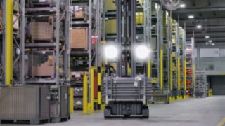 LED Arbeitsscheinwerfer an einem Stapler im Lager LED Arbeitsscheinwerfer an einem Stapler im Lager