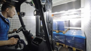 LED Arbeitsscheinwerfer an einem Stapler im Einsatz LED Arbeitsscheinwerfer an einem Stapler im Einsatz