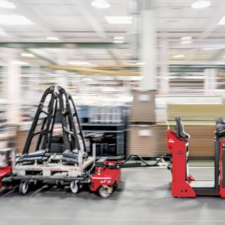 Autonome Stapler im Einsatz in einem Lagerhaus Autonome Stapler im Einsatz in einem Lagerhaus