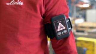Der Distance Beeper von Linde hilft, den gesunden SIcherheitsabstand einzuhalten Der Distance Beeper von Linde hilft, den gesunden SIcherheitsabstand einzuhalten