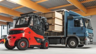 Die Linde Truck Call App vereinfacht das Zuweisen von Fahraufträgen. Stapler beim Entladen eines LKWs