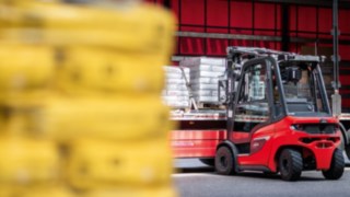 Dieselstapler H30 - der innovative Gabelstapler Linde Gabelstapler belädt einen LKW