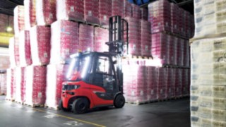 Dieselstapler H20 in der Industrie Linde Gabelstapler stapelt voll belandene Paletten