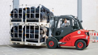 Rückwärtsfahren mit dem drehbaren Fahrerarbeitsplatz von Linde