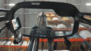 Das Fahrerassistenzsystem Dynamic Mast Control für Schubmaststapler von Linde Material Handling sorgt für mehr Sicherheit im Lager.