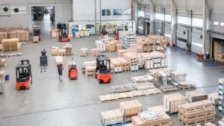 Schmalganggeräte von Linde Material Handling sind über das Flottenmanagementsystem connect vernetzt. Die Schmalganggeräte von Linde Material Handling sind über das Flottenmanagementsystem connect vernetzt und kommunizieren miteinander.