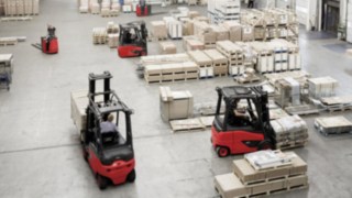 Fahrzeuge von Linde Material Handling im Einsatz im Lager