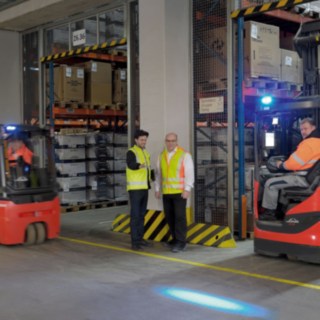 Linde Safety Scan - Beratungsitation im Lager, E-Stapler und Schubmaststapler sind mit dem Linde Blue Spot ausgestattet.