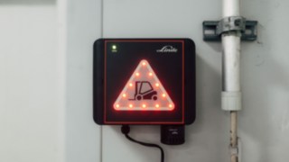 Abstände zwischen den Einheiten an Stapler und Tor werden auf zehn Zentimeter genau ermittelt. Fest installierte Linde Door Control-Einheit am Schnelllauftor