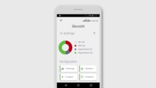 Der Schichtleiter kontrolliert die kommenden und laufenden Aufträge. Smartphonedislplay mit der Linde Truck Call App