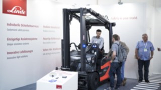 Messestand der Linde Material auf der A+A Sicherheitsmesse