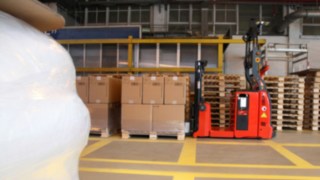 Der automatisierte Hochhubwagen L-MATIC AC von Linde Material Handling befördert Palletten bei BASF Italia.