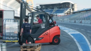 Linde Mietstapler bei Aufbauarbeiten am Hockenheimring