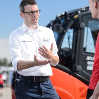 Johannes Kratzel, Leiter Event Support, im Gespräch mit Helfern bei der Formula Student 