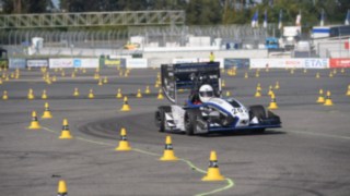 Rennwagen der studentischen Teams stellen ihre Leistung am Hockenheimring unter Beweis