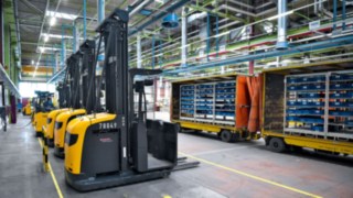 Automatisierter Schubmaststapler R-MATIC von Linde Material Handling im Einsatz bei der Heidelberger Druckmaschinen AG