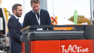 Fabian Scherer erklärt Kunden Logistikzüge von Linde für das Ground Handling auf der Inter Airport