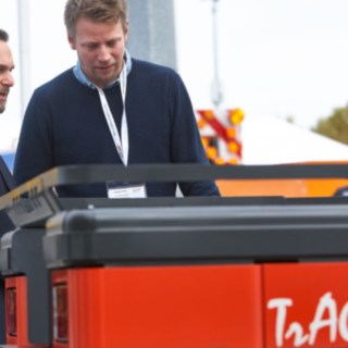 Fabian Scherer erklärt Kunden Logistikzüge von Linde für das Ground Handling auf der Inter Airport