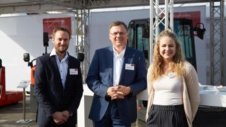 Gruppenbild der Linde-Experten Fabian Scherer, Alexander Schmidt und Sophia Bockauf der Inter Airport Messe 2017 in München