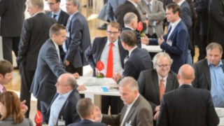 Die Teilnehmer im Gespräch beim 6. Material Handling Symposium 2017