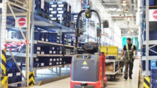 Der autonome Routenzug P-MATIC von Linde Material Handling mit Geo-Navigation im Einsatz bei der Opel-Wien GmbH