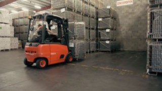 E-Truck beim Kommisonieren von Ware