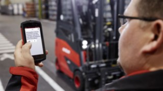 Mit der digitalen Flottenmanagement-Lösung connect: von Linde Material Handling lässt sich die Sicherheit des Fahrers erhöhen.