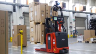 Der autonome Hochhubwagen L-MATIC von Linde Material Handling im Einsatz bei der Wolf Gmbh