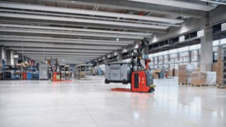 Der automatisierte Hochhubwagen L-MATIC von Linde Material Handling im Einsatz bei ebm-papst