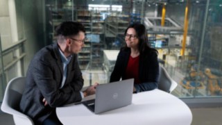 Linde MH Mitarbeiter im Beratungsgespräch mit Kunde