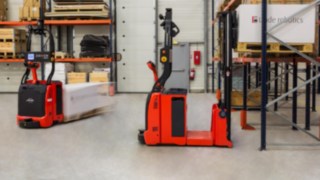 Automatisierte Gabelstapler von Linde Material Handling mit Laser-Steuerungstechnologie.