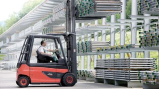 Das neue Zinkenverstellgerät „View“ von Linde Material Handling sorgt insbesondere beim Ein- und Auslagern für eine deutlich bessere Sicht auf die Gabelzinken.