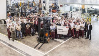 Feierstunde im Aschaffenburger Linde-Werk zum 111.111ten Elektrostapler der Baureihe 386. 