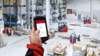 Mit der neuen Truck Call-App von Linde Material Handling lassen sich Fahraufträge digital zuweisen. Das vereinfacht und beschleunigt die Kommunikation zwischen Flottenmanager und Fahrern erheblich.