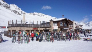 Während des Saisonbetriebs werden auf dem Giggijoch in Sölden (Österreich) jeden Tag rund 2.000 Kilo frische Lebensmitteln über einen 150 Meter langen Versorgungstunnel unter der Piste transportiert. Dort spielt ein Linde Factory Train FT10 Compact die Hauptrolle.