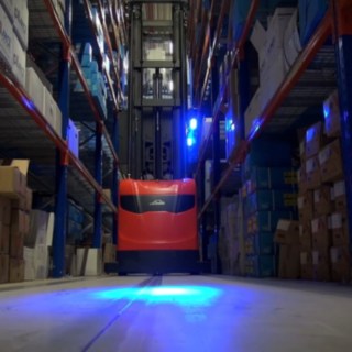 Bei der niederländischen MegaGroup hat Linde die halbautomatisierte Schmalgangnavigation für Hochregalstapler implementiert. Video zu einem Kundeneinsatz: Bei der niederländischen MegaGroup hat Linde die halbautomatisierte Schmalgangnavigation implementiert.